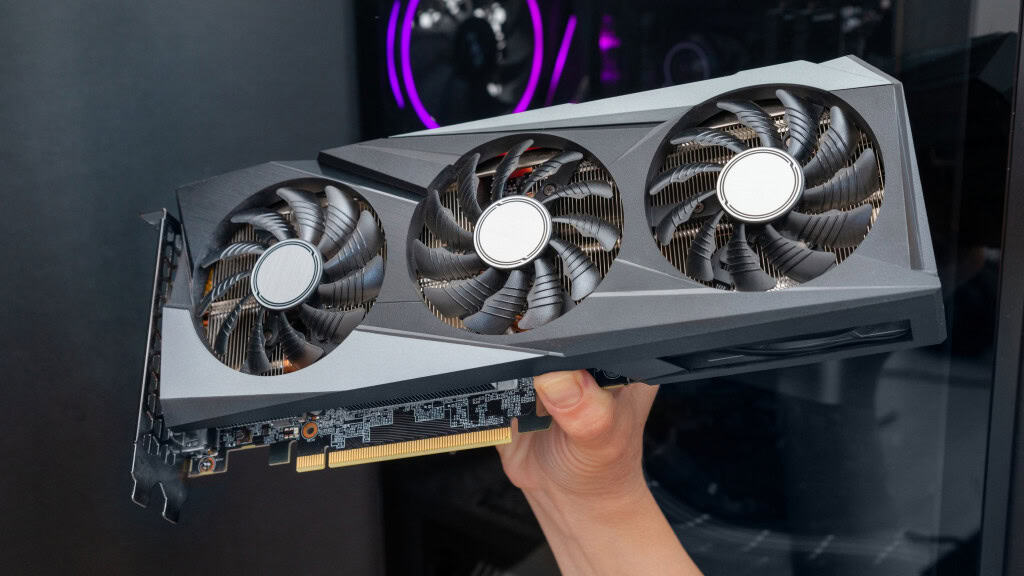 Mão de uma pessoa segurando uma placa de vídeo