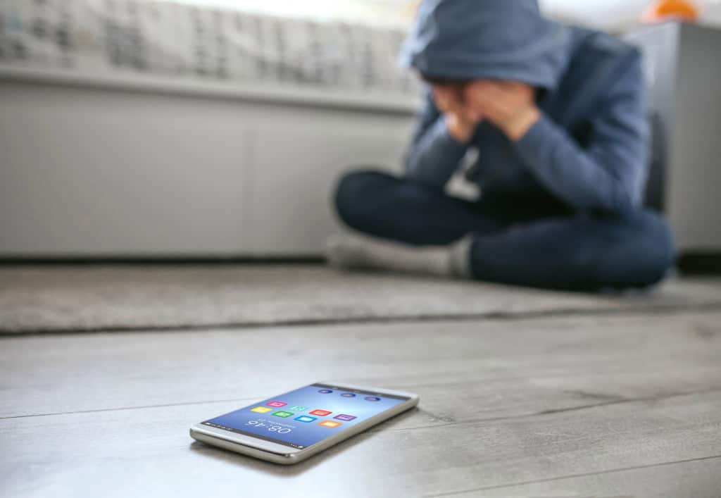 Brincadeira ou ameaça? Aluno de 13 anos é detido após usar ChatGPT na escola Uma suposta brincadeira pode ter saído muito cara para um garoto de 13 anos nos Estados Unidos. O adolescente foi detido depois de usar o ChatGPT para perguntar “como matar meu amigo no meio da aula?”. adolescente celular