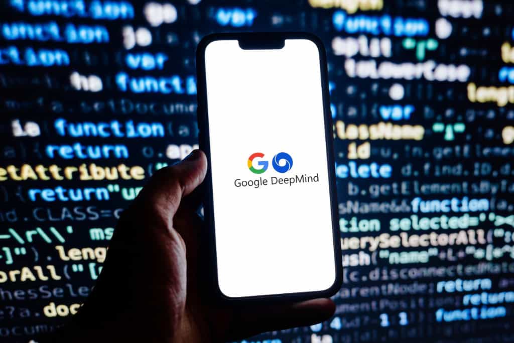Google promete investimento bilionário no Reino Unido A corrida pelo desenvolvimento e aperfeiçoamento da inteligência artificial continua bastante acirrada. Nos últimos meses, as principais empresas de tecnologia do mundo têm investido de forma pesada no setor. Google promete investimento bilionário no Reino Unido