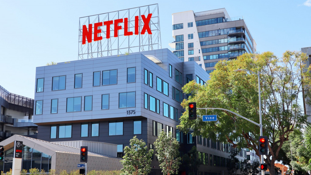 Netflix avalia comprar Warner Bros Discovery para ter franquias famosas A Netflix estuda uma das maiores aquisições de sua história. A gigante do streaming contratou o banco Moelis & Co. para avaliar uma possível compra da Warner Bros Discovery, dona de franquias como Harry Potter e Batman, e do serviço HBO Max. netflix studio