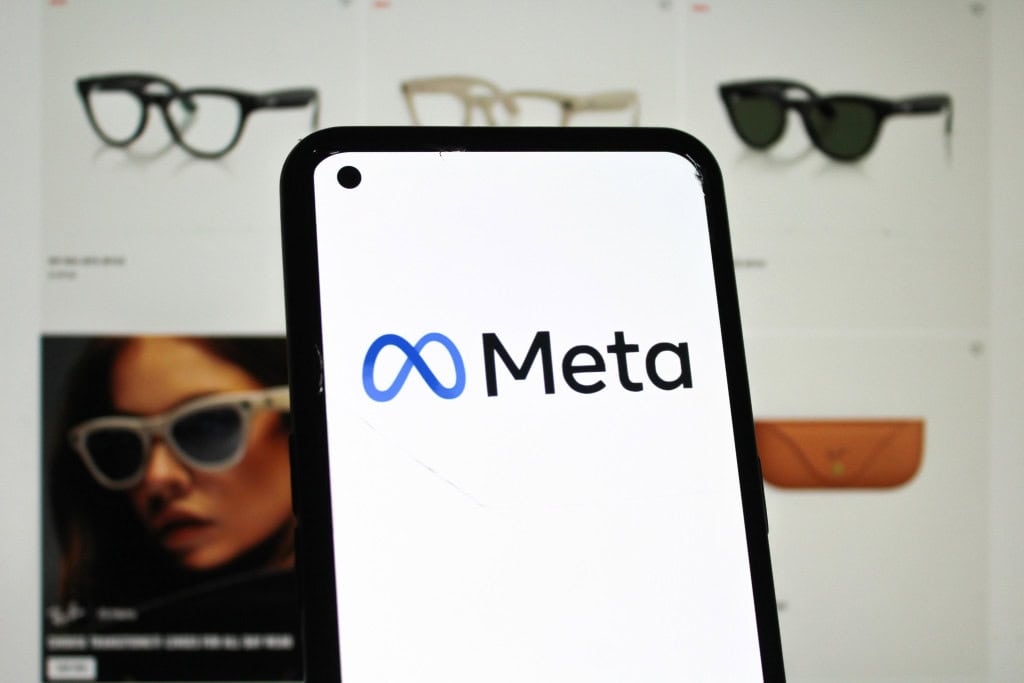 Óculos inteligentes da Meta chegam ao mercado, mas com valor elevado A Meta deve apresentar nesta quarta-feira (17), em seu evento anual Connect, seus primeiros óculos inteligentes com tela integrada voltados para o consumidor. As informações são da Reuters. oculos meta