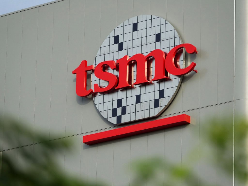 Logo da TSMC na fachada de um prédio