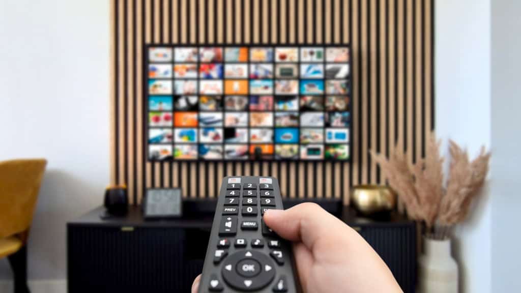 Preciso trocar a TV para a TV 3.0? Perguntas e respostas sobre a tecnologia A TV 3.0, ou “televisão do futuro”, tem previsão de lançamento em junho de 2026, com um sistema inovador de transmissão. A nova tecnologia, regulamentada por um decreto assinado em agosto deste ano, integrará serviços de internet com sons e imagens de alta qualidade, proporcionando uma experiência interativa e gratuita aos telespectadores. tv 3.0