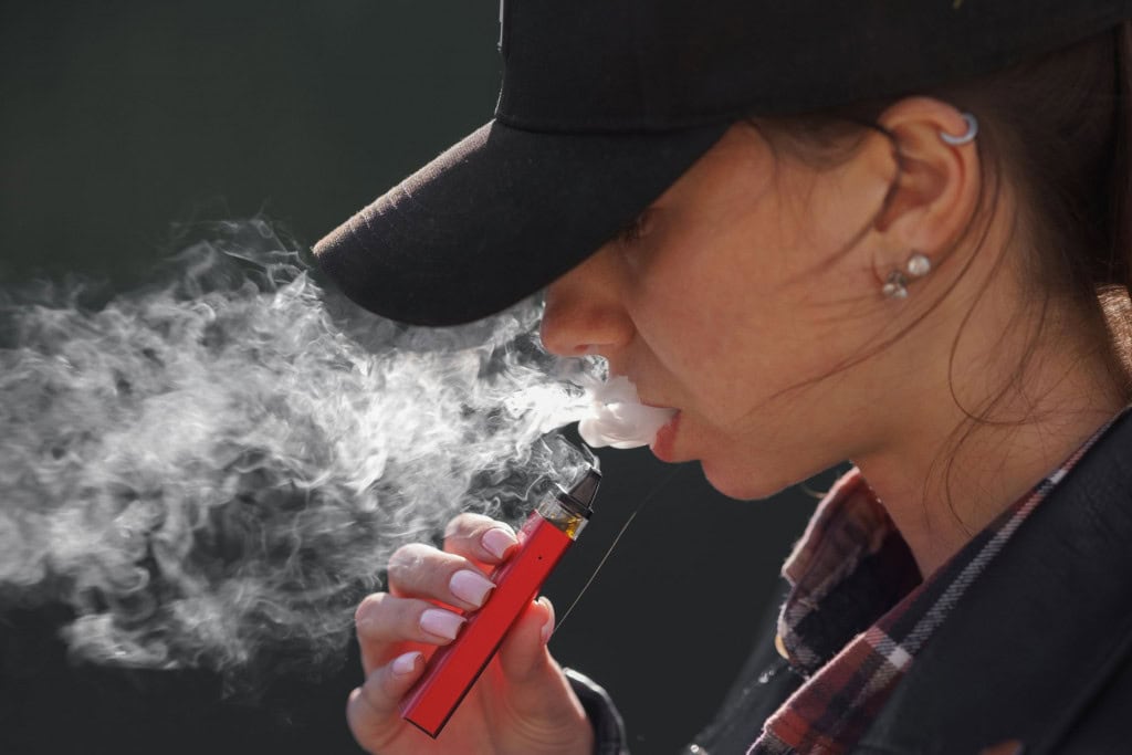 OMS alerta: 15 milhões de jovens de 13 a 15 anos usam cigarros eletrônicos Um relatório da Organização Mundial da Saúde (OMS) revelou que pelo menos 15 milhões de jovens entre 13 e 15 anos usam cigarros eletrônicos globalmente, sendo que adolescentes têm nove vezes mais probabilidade de usar os populares “vapes” do que adultos nos países com dados disponíveis. vape