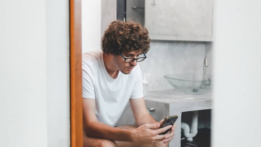 Vício em celular? 5 possíveis sintomas para ficar de olho As informações presentes neste texto têm caráter informativo e não substituem a orientação de profissionais de saúde. Consulte um médico ou especialista para avaliar o seu caso. Jovem gamer caucasiano sentado na privada no banheiro jogando online no smartphone. Vício, dependência, hábito, rede social, mídia, tecnologia. Homem usando o telefone.