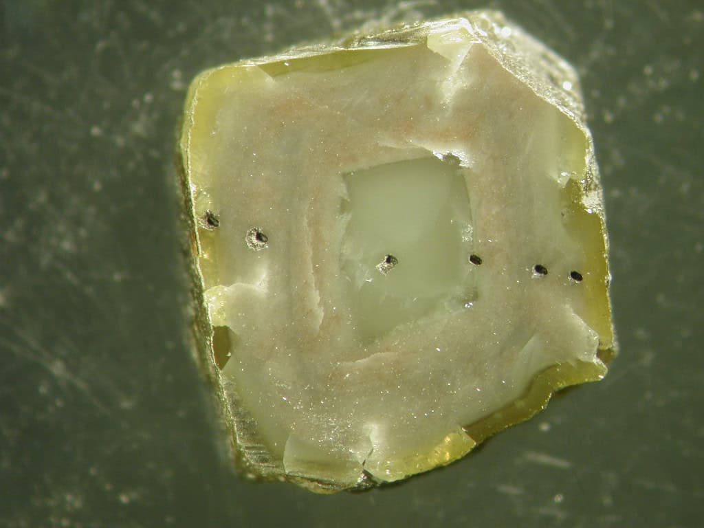 Diamantes revelam química oculta nas profundezas da Terra Dois diamantes extraídos de uma mina na África do Sul forneceram um retrato inédito da composição interna da Terra. O estudo, conduzido por pesquisadores da Universidade Hebraica de Jerusalém, encontrou os primeiros indícios diretos de ligas metálicas de níquel-ferro e de carbonatos ricos em níquel presentes no manto terrestre, em profundidades que variam entre 280 e 470 quilômetros. diamante áfrica do sul