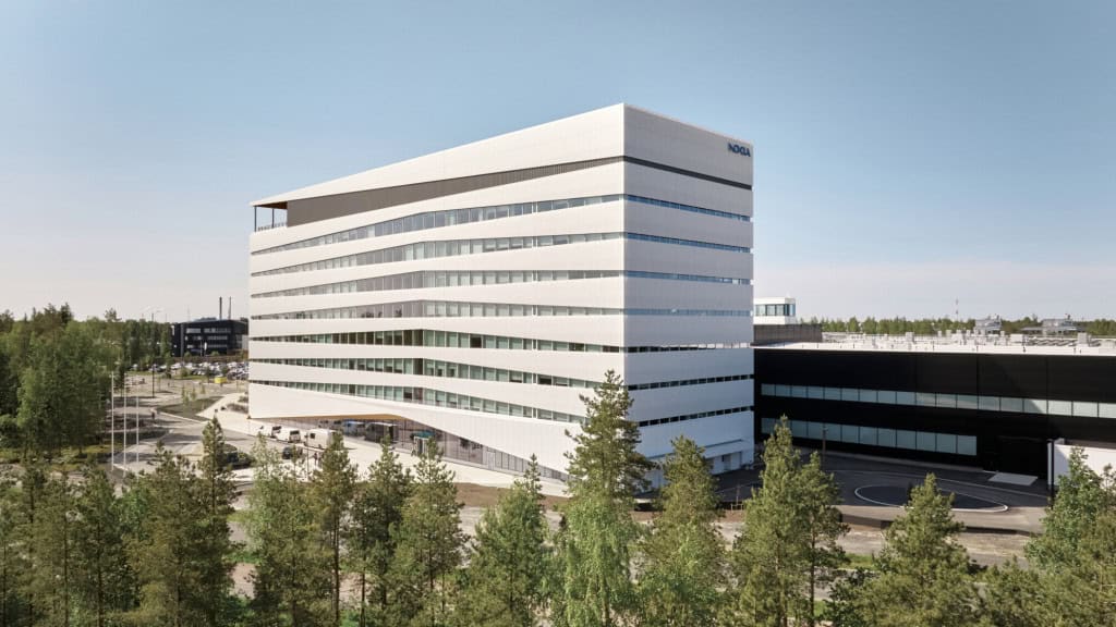 Casa do Rádio: conheça o novo campus da Nokia focado em IA e 5G A Nokia não quer ficar de fora da corrida por infraestrutura de inteligência artificial. A empresa acaba de inaugurar um campus em Oulu, na Finlândia, para pesquisas e desenvolvimento de manufatura de última geração focada em “redes preparadas para a IA”. O espaço foi inaugurado nesta semana e recebeu o nome de “Casa do Rádio”. nokia oulu campus
