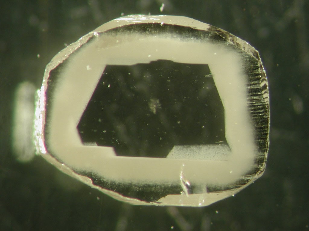 Diamantes revelam química oculta nas profundezas da Terra Dois diamantes extraídos de uma mina na África do Sul forneceram um retrato inédito da composição interna da Terra. O estudo, conduzido por pesquisadores da Universidade Hebraica de Jerusalém, encontrou os primeiros indícios diretos de ligas metálicas de níquel-ferro e de carbonatos ricos em níquel presentes no manto terrestre, em profundidades que variam entre 280 e 470 quilômetros. fatia de diamante africano