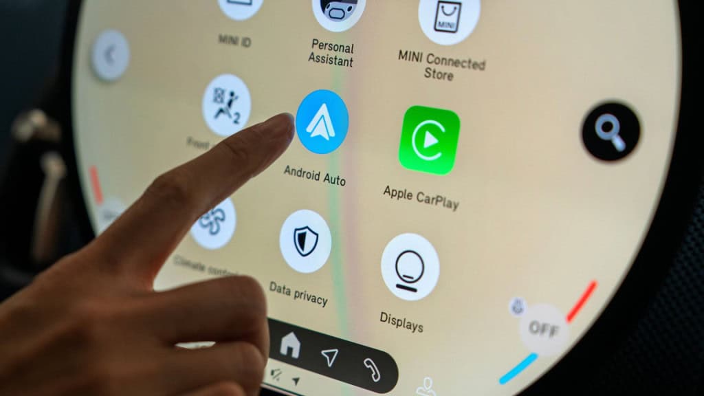 Android Auto funciona em quais carros? O Android Auto se tornou uma das soluções mais populares para quem busca integrar o smartphone à experiência de dirigir. Desenvolvido pelo Google, o sistema permite acessar aplicativos como Google Maps, Spotify, WhatsApp e muito mais diretamente na central multimídia do veículo. Penang, Malásia - 10 de maio de 2025: Vista em close-up do sistema de infoentretenimento com tela sensível ao toque no Novo MINI Countryman, com Android Auto e ícones do Apple CarPlay