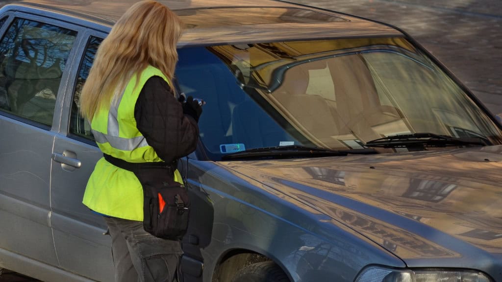 fiscal de trânsito de jaqueta amarela verificando um carro