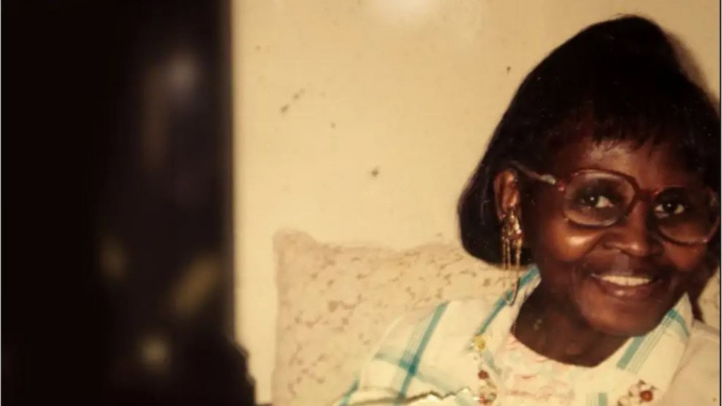 5 fatos chocantes sobre “A Mulher da Casa Abandonada” De um postcast viral do jornalista Chico Felitti em 2022, ao documentário laçando pelo Prime Video agora em agosto de 2025, “A mulher da casa abandonada” revela uma história real, triste e perturbadora. Quem diria que de um fato curioso, uma casa abandonada em meio aos prédios do bairro Higienópolis, surgiria a descoberta mais macabra de uma realidade não muito distante. Mulher negra de cabelos curtos sorrindo em foto, ela usa óculos e brincos