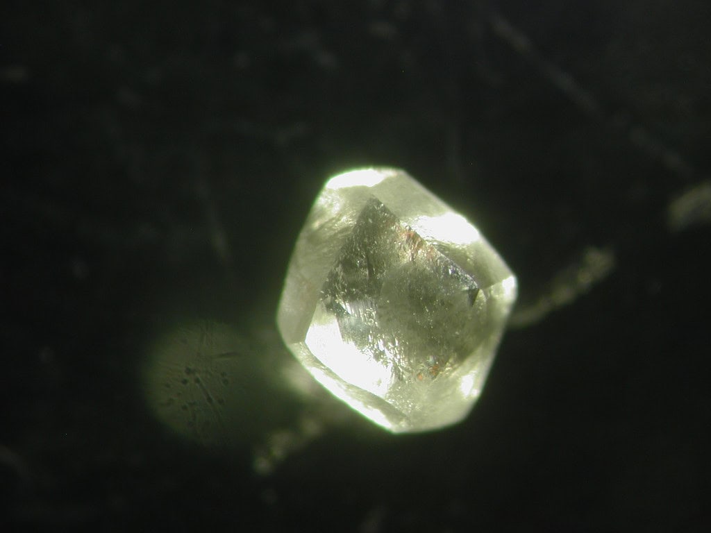 Diamantes revelam química oculta nas profundezas da Terra Dois diamantes extraídos de uma mina na África do Sul forneceram um retrato inédito da composição interna da Terra. O estudo, conduzido por pesquisadores da Universidade Hebraica de Jerusalém, encontrou os primeiros indícios diretos de ligas metálicas de níquel-ferro e de carbonatos ricos em níquel presentes no manto terrestre, em profundidades que variam entre 280 e 470 quilômetros. diamante