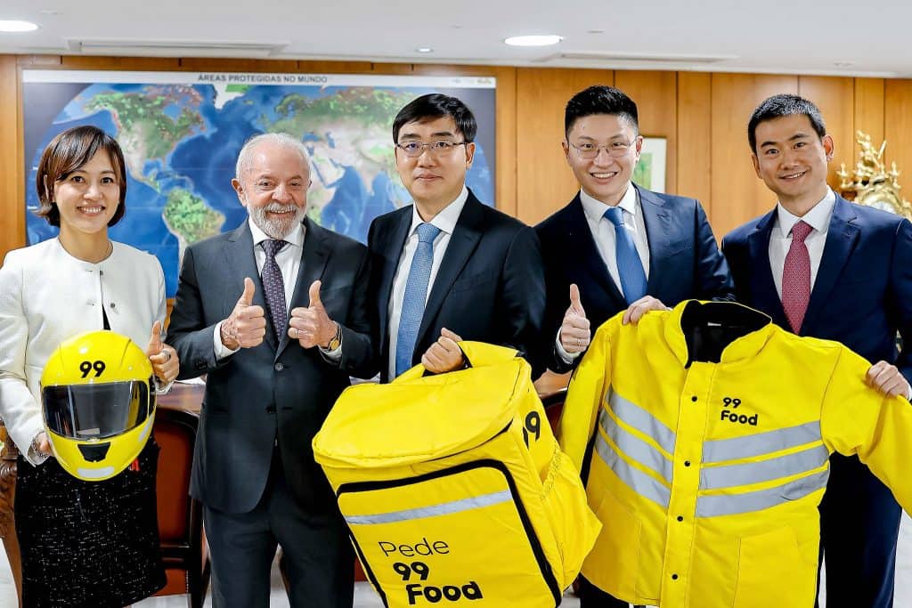 Espionagem: 99 investiga furto de notebooks e assédio a funcionários A denúncia de espionagem contra a 99Food ganhou um novo capítulo nesta quarta-feira (29) com o início de uma investigação interna que vai apurar tentativas de acesso indevido a dados, furtos de laptops e assédio de supostas consultorias a funcionários. lula 99food