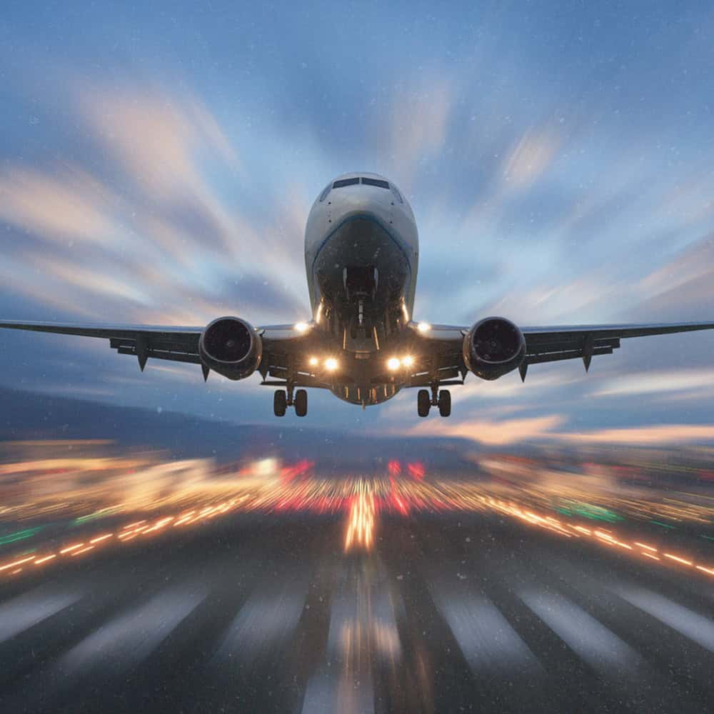 Por que pistas de aeroporto tem “faixa de pedestre”? Se você já andou de avião, esteve em um aeroporto ou até mesmo observou as pistas de pouso por meio de imagens na TV ou computador, provavelmente observou que há listras paralelas pintadas de branco nas cabeceiras das pistas. Apesar de lembrar uma faixa de pedestre, sua função é totalmente distinta, e de forma alguma alguém pode atravessar a pé no local. Aeronave