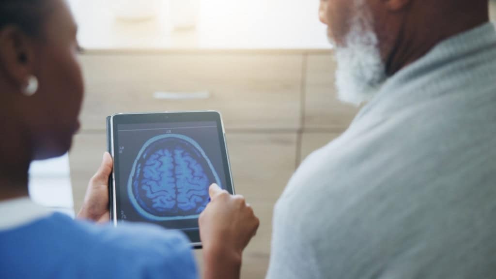 Estudo mostra que cérebro masculino encolhe mais rápido que o feminino Um novo estudo publicado na revista Proceedings of the National Academy of Sciences (PNAS) revelou que os cérebros dos homens encolhem mais rapidamente do que os das mulheres ao longo do envelhecimento. A pesquisa buscou compreender como o sexo biológico influencia o desenvolvimento do Alzheimer, que é mais prevalente entre mulheres. Doença Alzheimer
