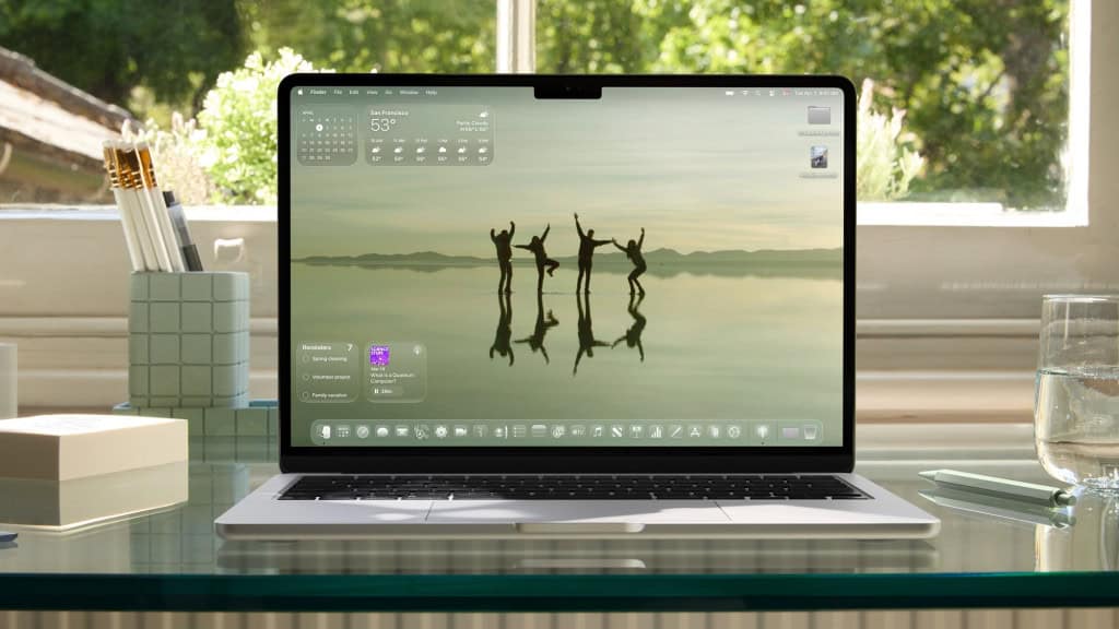 Apple redesenha ícones do macOS Tahoe com efeito Liquid Glass O macOS 26 Tahoe marca uma das maiores mudanças visuais no sistema operacional da Apple em anos. A atualização introduz o efeito Liquid Glass, que já havia sido apresentado no iPhone (embora ainda em beta), e agora chega também ao Mac. A proposta é renovar o visual dos ícones e da interface, equilibrando novidades com a familiaridade do design clássico. liquid glass