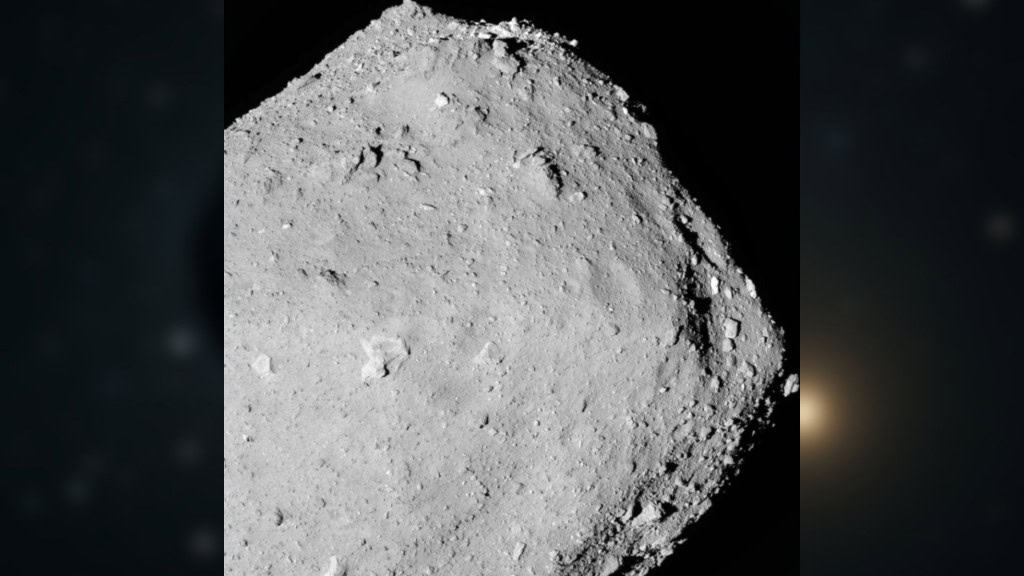 Amostras de asteroide podem mudar o que sabemos sobre origem da água na Terra Cientistas descobriram que o asteroide Ryugu, cuja órbita passa perto da Terra, teve água líquida circulando em suas rochas por muito mais tempo do que se imaginava. A conclusão veio de amostras coletadas pela sonda japonesa Hayabusa2 e analisadas após chegarem à Terra em 2020. O estudo foi publicado na revista Nature nesta quarta-feira (10). Close-up no asteroide Ryugu no espaço