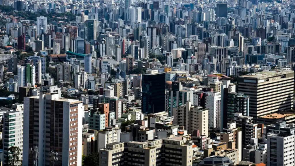 Tremor assusta moradores da Grande Belo Horizonte Moradores de Belo Horizonte (MG) e de cidades vizinhas relataram ter sentido um tremor de terra na noite de terça-feira (16) e na madrugada desta quarta-feira (17), segundo o G1. O abalo veio acompanhado de um forte barulho e foi percebido em diferentes bairros da capital e da região metropolitana. Prédios em Belo Horizonte, em Minas Gerais, em dia ensolarado e quente