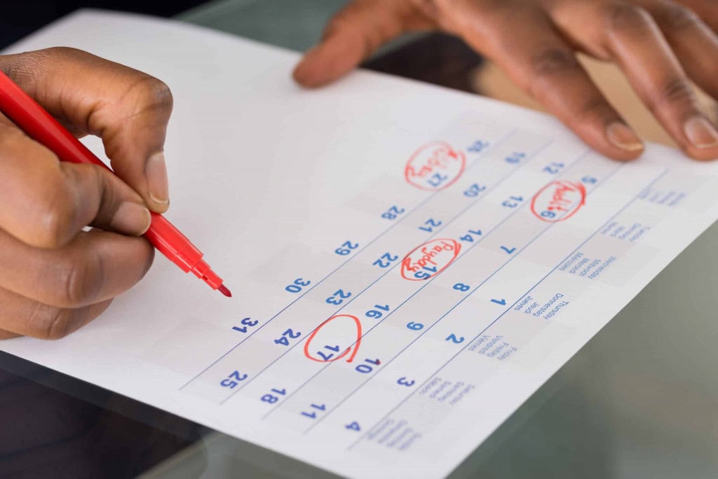 Quase todos os feriados de 2026 são em dias úteis; veja quais O ano de 2026 será repleto de feriados que cairão em dias úteis da semana, inclusive com alguns que serão prolongados, o que é ótimo para quem deseja ter grandes folgas e viajar ou até mesmo descansar ao lado da família. Calendário