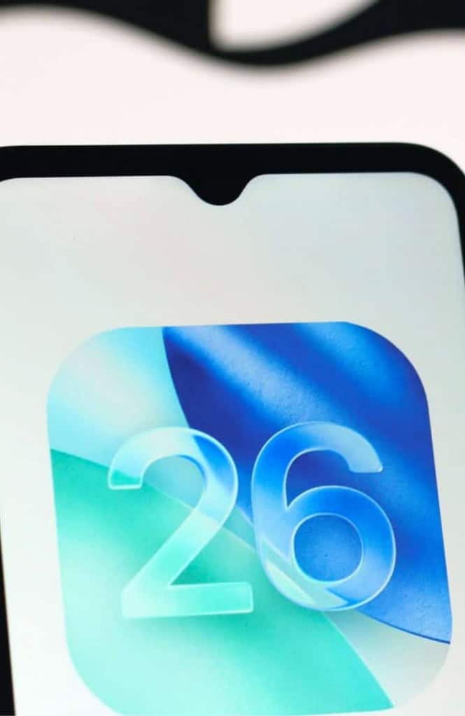 Apple prepara mudanças de segurança no iOS 26 O iOS 26 pode marcar um avanço importante na proteção de iPhones. Segundo informações do portal 9to5Mac, a Apple estaria preparando duas mudanças significativas em sua política de segurança, com foco em reduzir a exposição dos dispositivos a ameaças digitais. Capa - ios 26