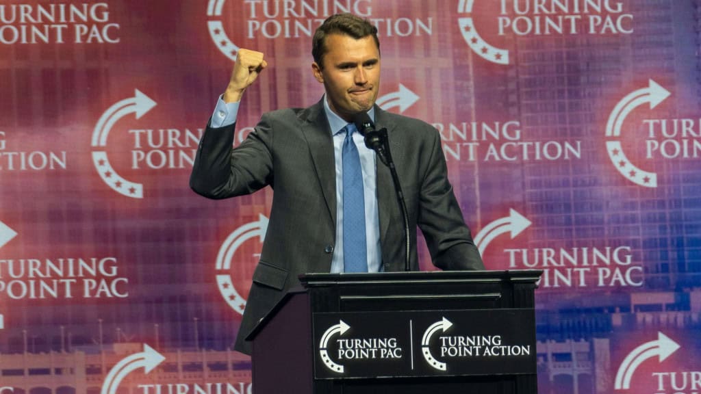 Como redes sociais moderam (ou não) vídeos do assassinato de Charlie Kirk O ativista Charlie Kirk, um dos nomes mais proeminentes da extrema-direita nos Estados Unidos, morreu na quarta-feira (10) após levar um tiro no pescoço. Minutos depois, vídeos do ataque começaram a circular – e a viralizar – em redes sociais. Charlie Kirk com punho para cima durante discurso