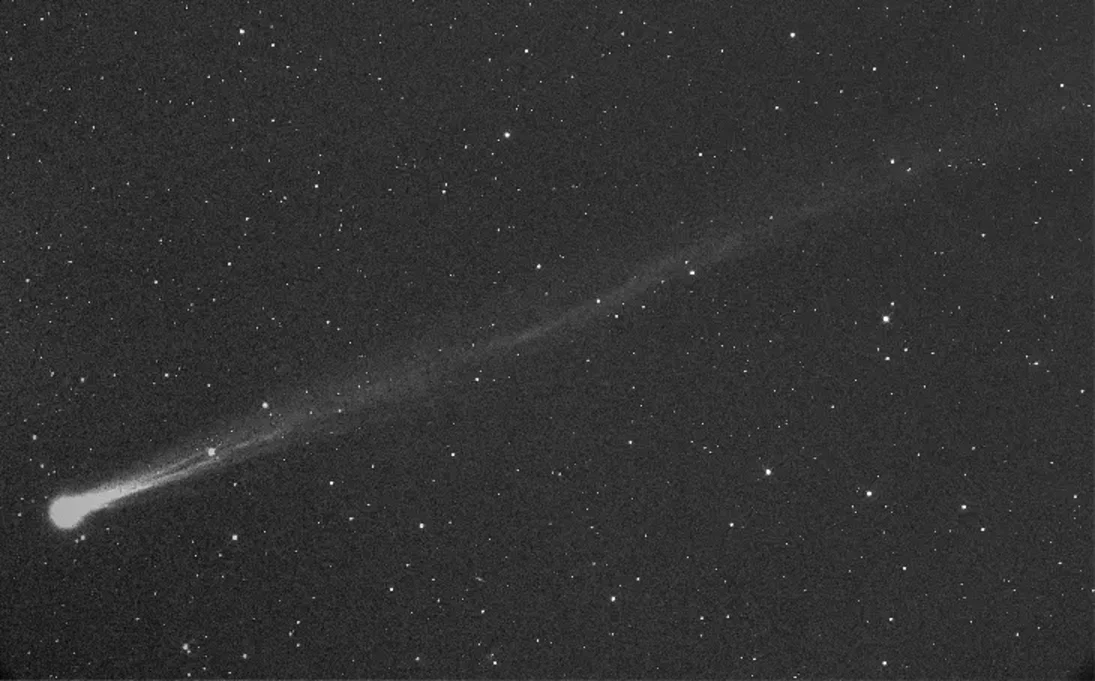 Fúria do Sol atinge cometa raro e ameaça quebrar cauda do objeto Conforme noticiado pelo Olhar Digital, rajadas de vento solar em altíssima velocidade foram lançadas em direção à Terra por um buraco gigantesco que se abriu no astro. Como resultado, tempestades geomagnéticas de grau forte produziram auroras espetaculares no norte do globo entre segunda (15) e terça-feira (16). Mas não é apenas o planeta que está sentindo os efeitos da “fúria” do Sol – o cometa SWAN (C/2025 R2) também foi atingido. Fúria do Sol atinge cometa raro e ameaça quebrar cauda do objeto