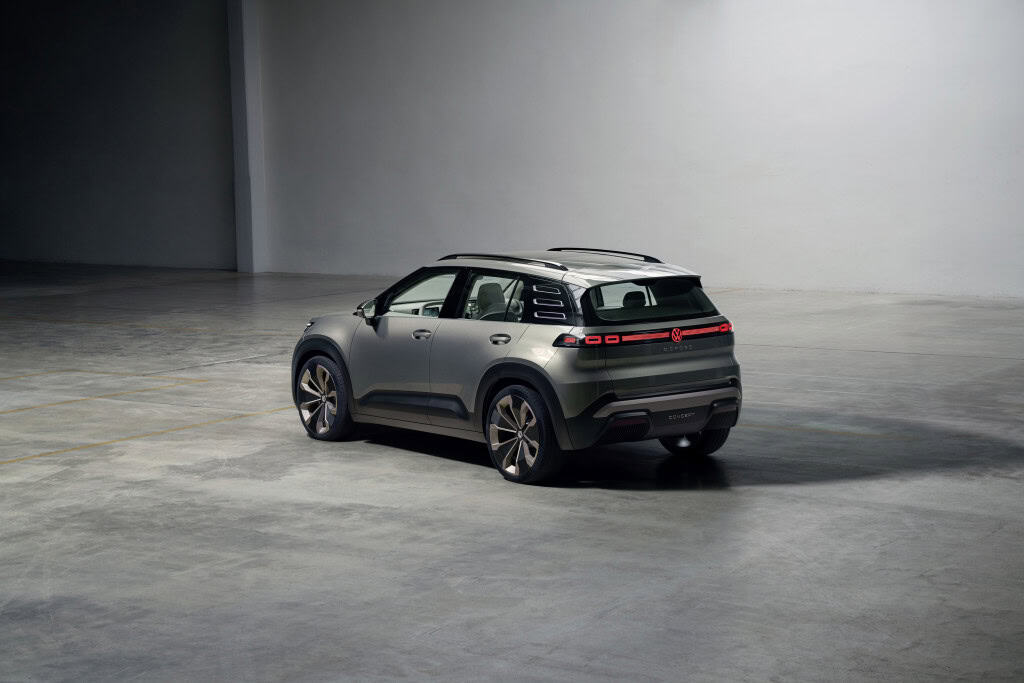 Volkswagen promete novo SUV elétrico mais barato A Volkswagen vai apresentar o novo conceito do SUV elétrico ID. CROSS durante o IAA Mobility, o Salão de Munique, que acontece entre 8 e 14 de setembro. Esse é o quarto carro conceito compacto eletrificado da montadora alemã, que se tornou a maior fornecedora de carros elétricos na Europa. A estreia no mercado global está prevista para 2026. ID. CROSS Concept