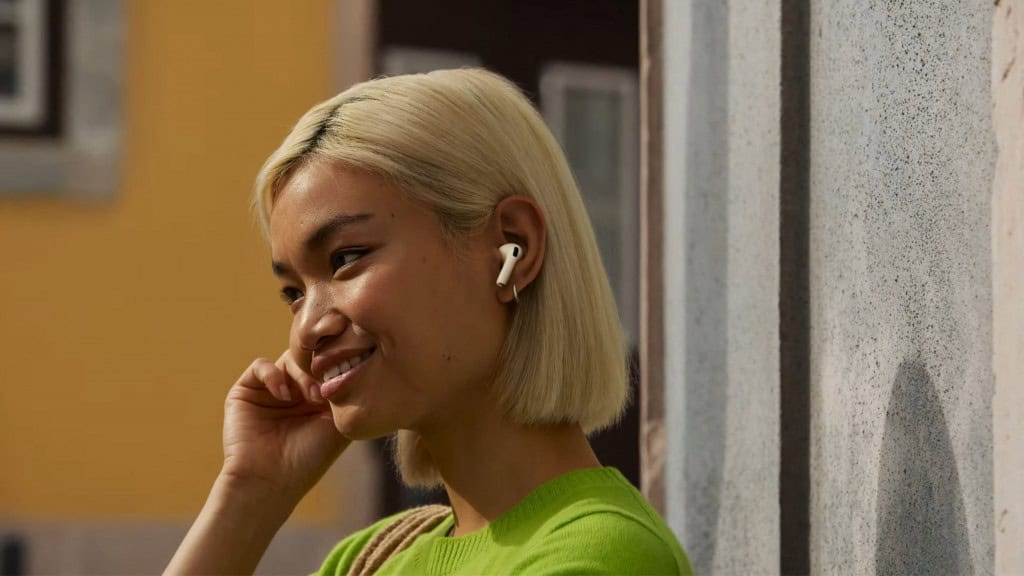 Moça usando AirPods Pro 3 da Apple