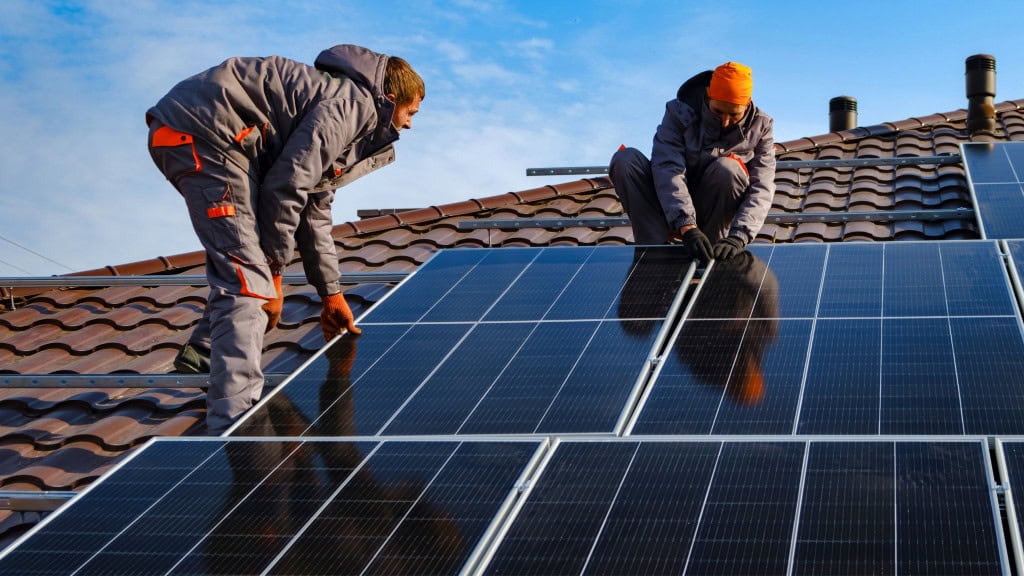 Energia solar já é mais barata que carvão e gás, diz pesquisa A energia solar alcançou um novo marco global. Segundo um estudo da Universidade de Surrey, no Reino Unido, a geração de eletricidade a partir da luz do sol já é a opção mais barata em diversos países — chegando a custar apenas £0,02 por unidade de energia produzida nas regiões mais ensolaradas do planeta. Homens instalando painéis de energia solar em telhado de casa