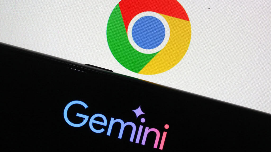 Google Gemini ou Microsoft Copilot? Veja qual o melhor para você Você precisa aprimorar as suas ações no trabalho, estudos ou em outras tarefas, mas está indeciso sobre qual inteligência artificial utilizar: Google Gemini ou Microsoft Copilot? Celular com logotipo do Gemini na frente de tela maior exibindo logotipo do Google Chrome