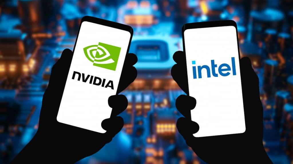 Intel surpreende investidores… mas ainda enfrenta uma grande dúvida Conforme reportado pelo Olhar Digital, a Intel divulgou resultados acima do esperado nesta semana. O relatório trimestral mostrou uma retomada na demanda por processadores para PCs e indicou progresso nos esforços de reestruturação da companhia. Pessoas segurando celulares com logotipos da Nvidia e da Intel na tela; atrás, uma tela grande exibe a ilustração de um chip