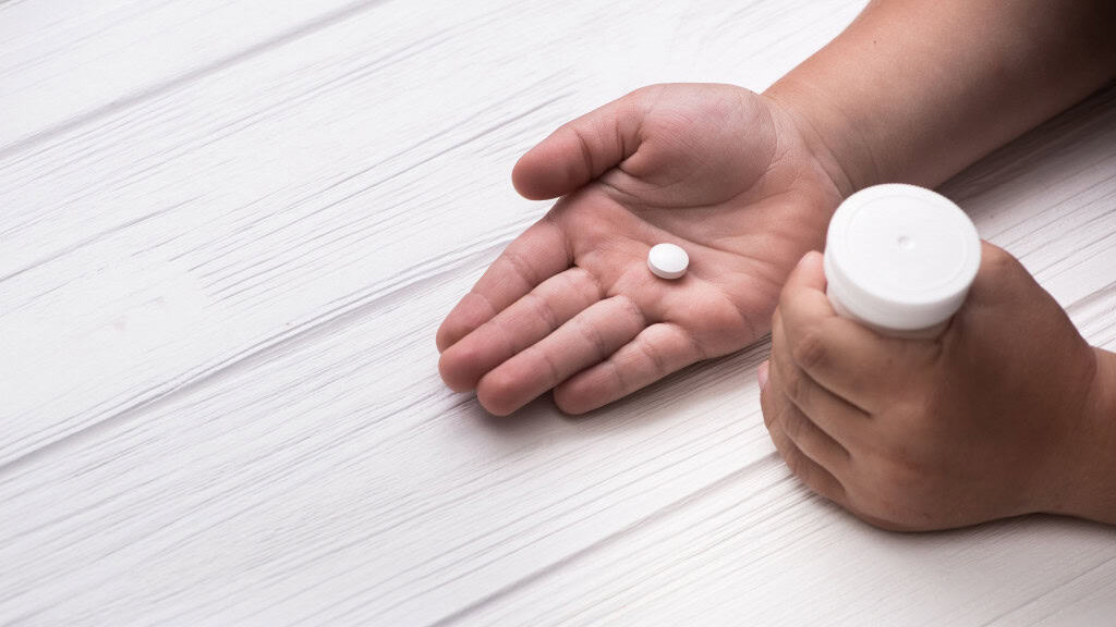 Comprimido para diabetes ganha nova função: proteger o coração A era dos medicamentos à base de GLP-1 acaba de atingir um novo marco. A FDA (Agência de Alimentos e Medicamentos dos Estados Unidos) aprovou o uso do Rybelsus (semaglutida oral), desenvolvido pela Novo Nordisk, como o primeiro comprimido diário de GLP-1 autorizado para reduzir o risco de eventos cardiovasculares graves em adultos com diabetes tipo 2. As informações são do portal New Atlas. Criança com comprimido de remédio numa mão e frasco de comprimidos em outra