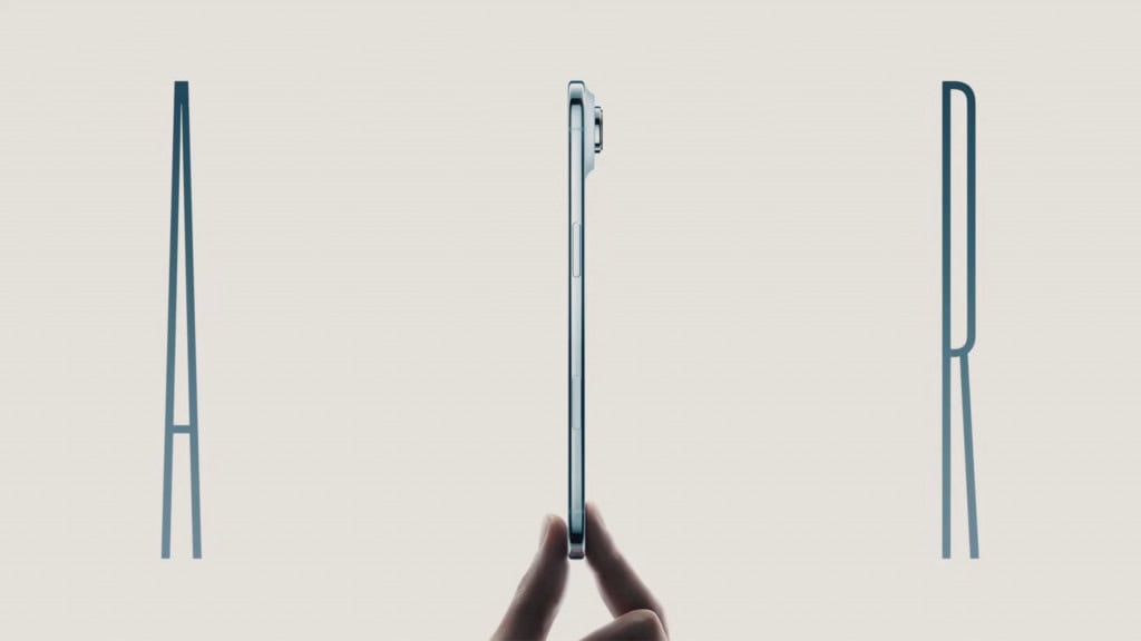 Montagem mostrando espessura do iPhone 17 Air da Apple