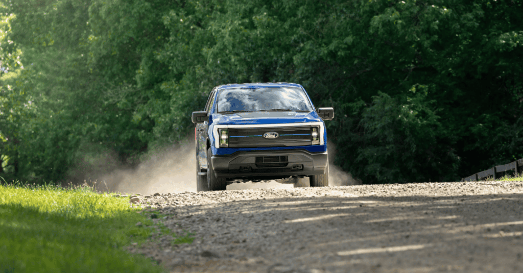 Nova picape elétrica da Ford chega em 2026 com mais autonomia de bateria A Ford anunciou oficialmente a chegada da Ford F-150 Lightning STX, nova versão de sua picape elétrica que substituirá a XLT. A novidade busca atender ao pedido dos consumidores por um modelo mais robusto, com maior autonomia e recursos inspirados em versões off-road. O lançamento chega em um momento estratégico, já que as vendas da Lightning caíram quase 10% em relação ao ano passado. As informações são do The Verge. Ford F-150 Lightning STX anunciada para 2026 com 536 cv e nova autonomia