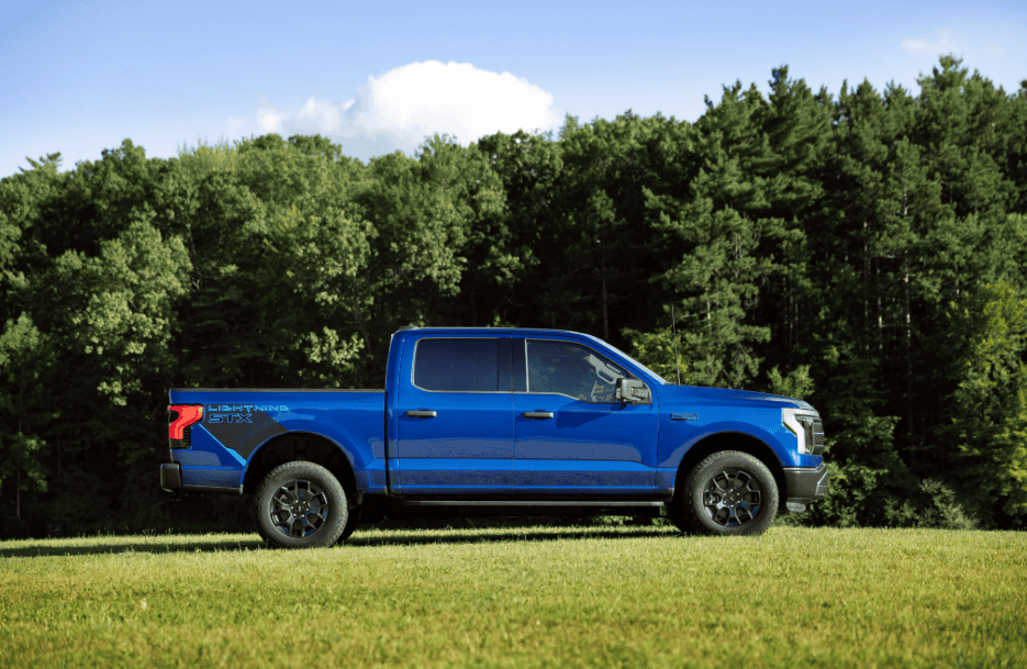 Nova picape elétrica da Ford chega em 2026 com mais autonomia de bateria A Ford anunciou oficialmente a chegada da Ford F-150 Lightning STX, nova versão de sua picape elétrica que substituirá a XLT. A novidade busca atender ao pedido dos consumidores por um modelo mais robusto, com maior autonomia e recursos inspirados em versões off-road. O lançamento chega em um momento estratégico, já que as vendas da Lightning caíram quase 10% em relação ao ano passado. As informações são do The Verge. Ford F-150 Lightning STX anunciada para 2026 com 536 cv e nova autonomia (2)