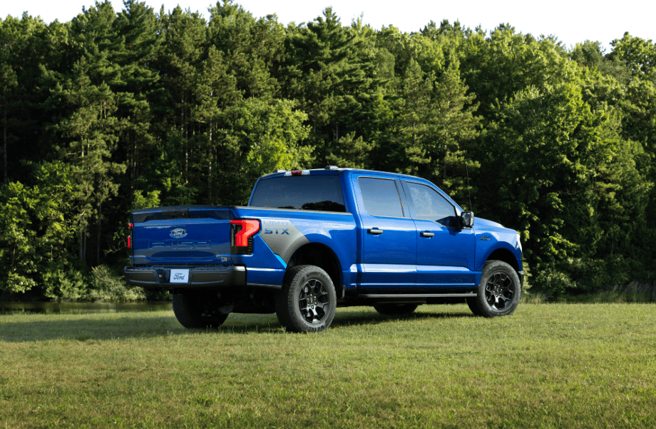Nova picape elétrica da Ford chega em 2026 com mais autonomia de bateria A Ford anunciou oficialmente a chegada da Ford F-150 Lightning STX, nova versão de sua picape elétrica que substituirá a XLT. A novidade busca atender ao pedido dos consumidores por um modelo mais robusto, com maior autonomia e recursos inspirados em versões off-road. O lançamento chega em um momento estratégico, já que as vendas da Lightning caíram quase 10% em relação ao ano passado. As informações são do The Verge. Ford F-150 Lightning STX anunciada para 2026 com 536 cv e nova autonomia (4)