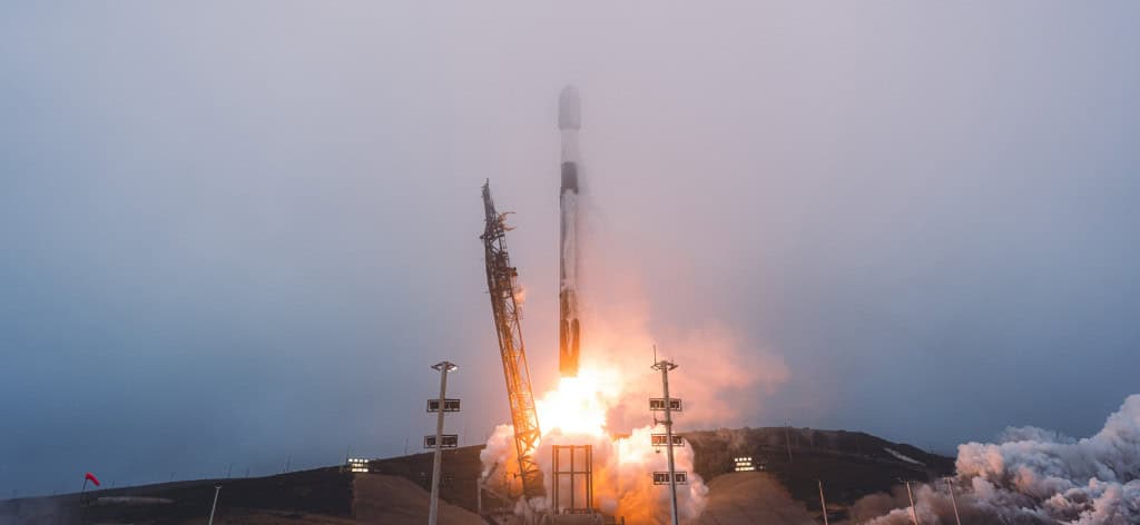 SpaceX completa 300 missões da Starlink com envio de satélites A SpaceX se prepara para novos lançamentos nesta semana após atingir mais uma marca histórica ao completar a 300ª missão da Starlink, empresa de Elon Musk que oferece serviços de internet via satélite. Os próximos voos estão programados para quarta (17) e quinta-feira (19). spacex starlink