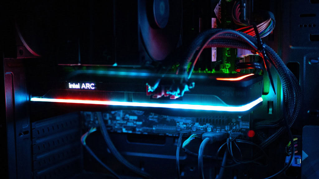 Se cuida, AMD! Nvidia e Intel prometem nova geração de chips Logo após anunciar o investimento de US$ 5 bilhões (cerca de R$ 27 bilhões) na Intel, a Nvidia deixou claro qual é o alvo da jogada: a AMD. Numa chamada conjunta, os CEOs Jensen Huang (Nvidia) e Lip-Bu Tan (Intel) disseram que a parceria pretende focar no segmento em que a rival mais cresceu: o de chips que unem CPU e GPU no mesmo pacote. Computador com GPU Intel Arc
