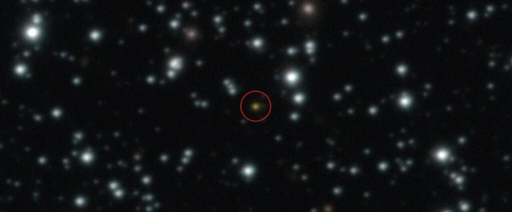 Explosão de raios gama diferentona surpreende cientistas Um artigo publicado no periódico The Astrophysical Journal Letters relata a descoberta de uma explosão de raios gama diferente de qualquer outra já detectada. Observações do Very Large Telescope (VLT), instalação do Observatório Europeu do Sul (ESO) no Chile, revelaram que essa intensa radiação vem de muito longe. Explosão de raios gama diferentona surpreende cientistas