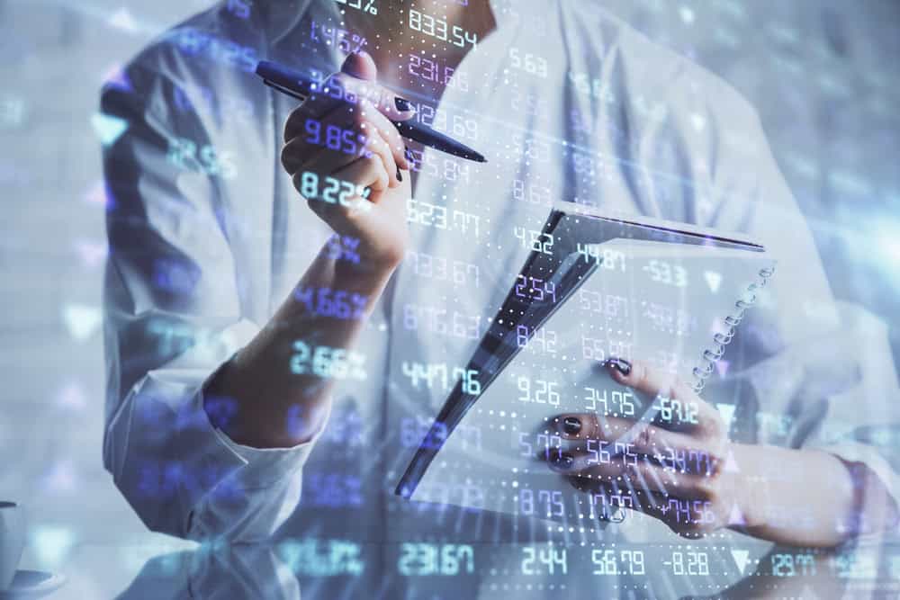 Chief AI Officer: por que a inteligência artificial precisa de um lugar na mesa da liderança Você já ouviu falar em Chief AI Officer? Talvez o nome soe novo, mas a função é cada vez mais necessária. Trata-se do executivo que assume a missão de trazer a inteligência artificial para o centro da estratégia da empresa. Se temos o CFO cuidando das finanças e o CMO cuidando do marketing, o CAIO (na sigla em inglês) é quem garante que a IA não fique restrita a um time técnico, mas faça parte das grandes decisões corporativas. IA decisões