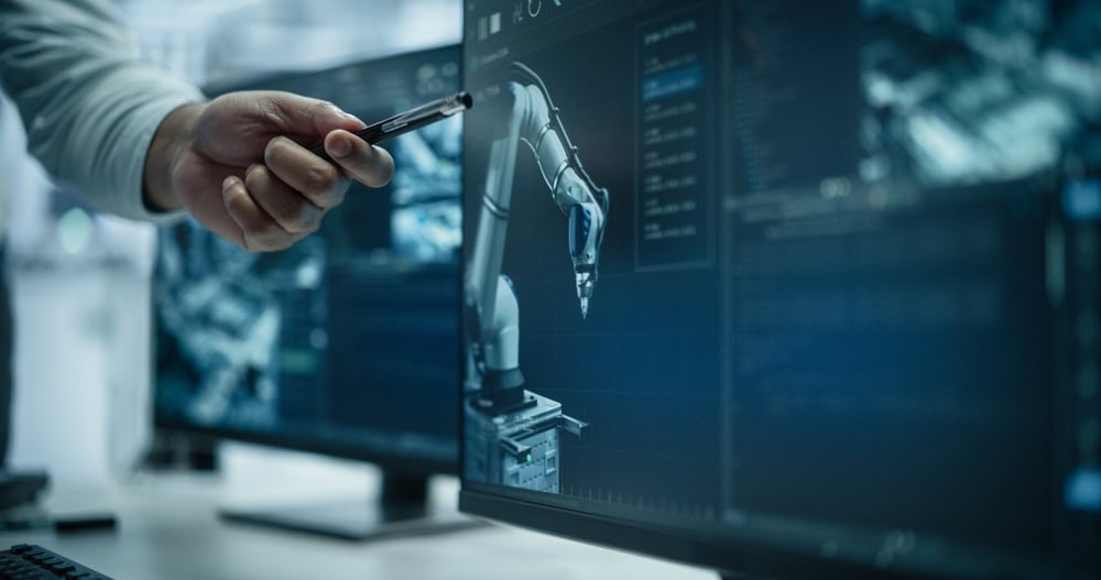 Chief AI Officer: por que a inteligência artificial precisa de um lugar na mesa da liderança Você já ouviu falar em Chief AI Officer? Talvez o nome soe novo, mas a função é cada vez mais necessária. Trata-se do executivo que assume a missão de trazer a inteligência artificial para o centro da estratégia da empresa. Se temos o CFO cuidando das finanças e o CMO cuidando do marketing, o CAIO (na sigla em inglês) é quem garante que a IA não fique restrita a um time técnico, mas faça parte das grandes decisões corporativas. homem trabalha com IA