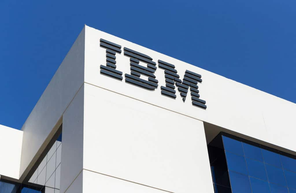 IBM encerra laboratório de pesquisa no Brasil após 14 anos A IBM anunciou o fechamento de seu laboratório de pesquisa no Brasil, único da companhia na América Latina. A decisão, comunicada aos cerca de 100 funcionários na última terça-feira (18), afeta equipes distribuídas entre São Paulo e Rio de Janeiro e marca o fim de uma unidade criada em 2010 para desenvolver tecnologias de inteligência artificial, computação em nuvem e computação quântica. IBM encerra laboratório de pesquisa no Brasil após 14 anos