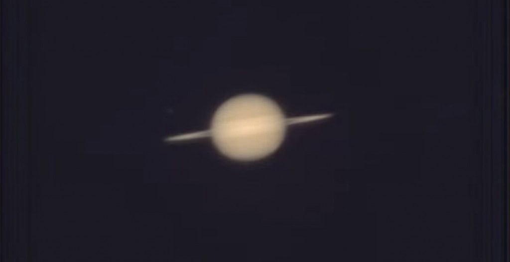 Especialistas fotografam Saturno ao vivo! Veja imagem inédita Todas as sextas-feiras, ao vivo, a partir das 21h (pelo horário de Brasília), vai ao ar o Programa Olhar Espacial, no canal do Olhar Digital no YouTube. O episódio da última sexta-feira (19), que você confere aqui, foi um especial com imagens ao vivo de Saturno em oposição, o melhor momento do ano para observar o gigante gasoso. Especialistas fotografam Saturno ao vivo! Veja imagem inédita