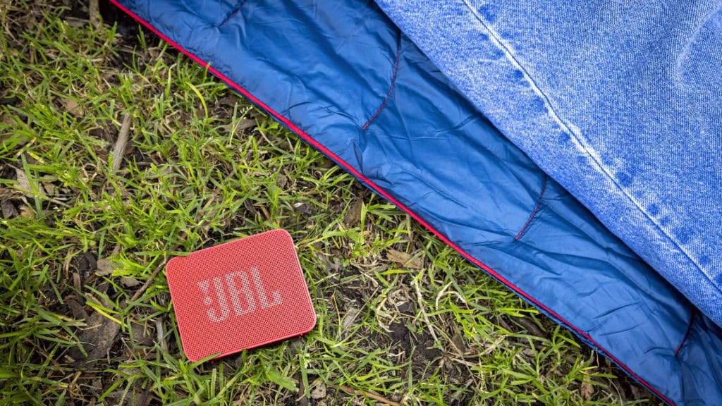 JBL Go Essential 2: caixinha compacta tem mais bateria e resistência A JBL lançou no Brasil a JBL Go Essential 2, versão atualizada da sua caixinha de som Bluetooth ultracompacta. O modelo chega com duas mudanças importantes: troca da porta USB e aumento de proteção. Nova caixinha JBL Go Essential 2 na grama ao lado de barraca