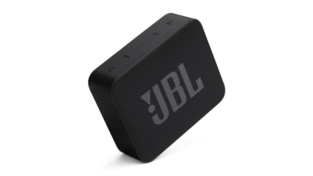 Nova caixinha JBL Go Essential 2 na diagonal com uma das pontas apoiadas numa superfície