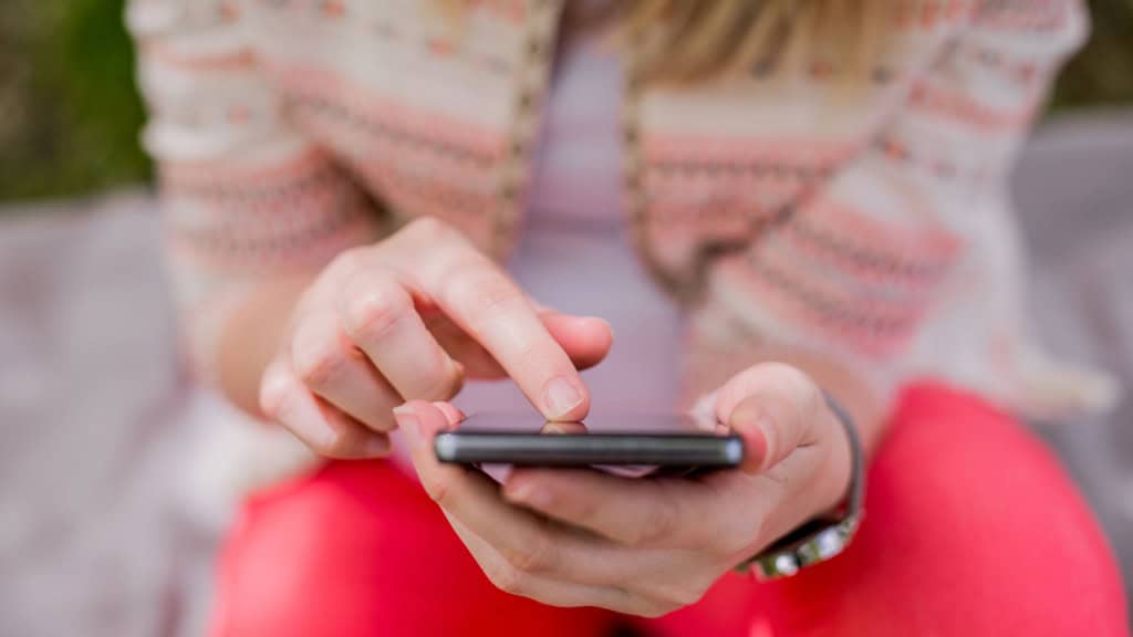 Instagram ainda mostra conteúdos perigosos a jovens, diz pesquisa Atenção: a matéria a seguir inclui uma discussão sobre suicídio. Se você ou alguém que você conhece precisar de ajuda, procure ajuda especializada. O Centro de Valorização da Vida (CVV) funciona 24h por dia pelo telefone 188. Também é possível conversar por chat ou e-mail. Mulher jovem usando celular