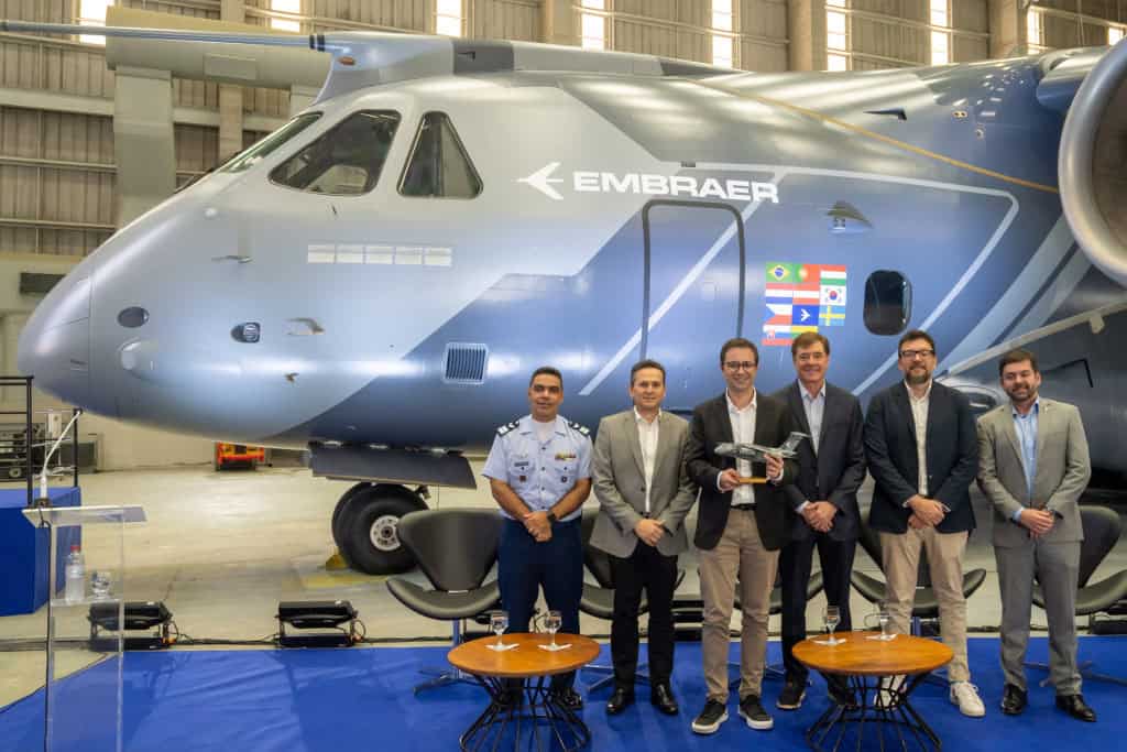 Embraer revela novo visual do KC-390 Millennium O KC-390 Millennium é uma aeronave militar que pode atuar em operações de busca e salvamento, combate a incêndios, entre outras missões. O avião é desenvolvido pela brasileira Embraer, que revelou nesta sexta-feira (19) a nova identidade visual do modelo. Embraer revela novo visual do KC-390 Millennium