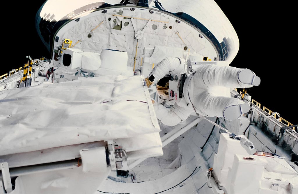 Como o ônibus espacial abriu caminho para as primeiras mulheres astronautas da NASA Em 1978, a NASA anunciou uma nova geração de astronautas para inaugurar a era dos voos do ônibus espacial. Entre os 35 selecionados, seis eram mulheres – um marco inédito na agência norte-americana. Kathryn Sullivan foi a primeira mulher americana a realizar uma caminhada espacial