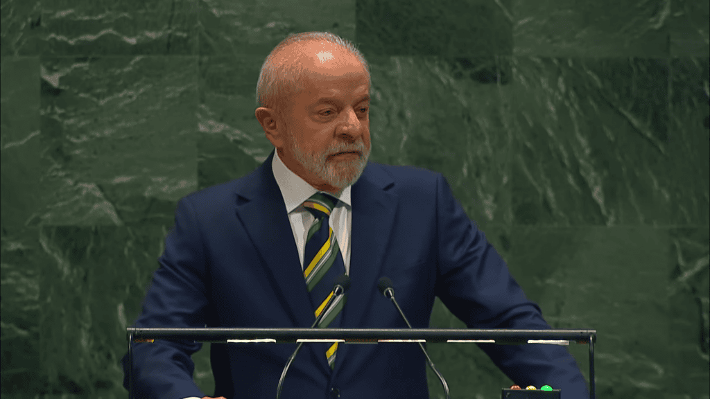 Lula na ONU: “internet não pode ser terra sem lei” O presidente Luiz Inácio Lula da Silva discursou nesta terça-feira (23) na abertura da Assembleia-Geral da ONU, em Nova York, defendendo maior regulação da internet. Segundo ele, plataformas digitais oferecem oportunidades de conexão, mas também são usadas para espalhar intolerância, misoginia, xenofobia e desinformação. Lula discursa na onu