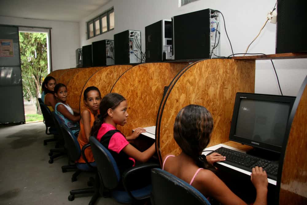 5 hábitos adolescentes dos anos 2000 que já não praticamos atualmente A tecnologia é algo que mexe bastante com a vida das pessoas, trazendo tendências, costumes e até mesmo afazeres que ficam marcados no dia a dia. Com o seu avanço, é normal que alguns hábitos que eram comuns tempos atrás hoje não existam mais. Porém, é sempre nostálgico relembrá-los, não é mesmo? Lan House
